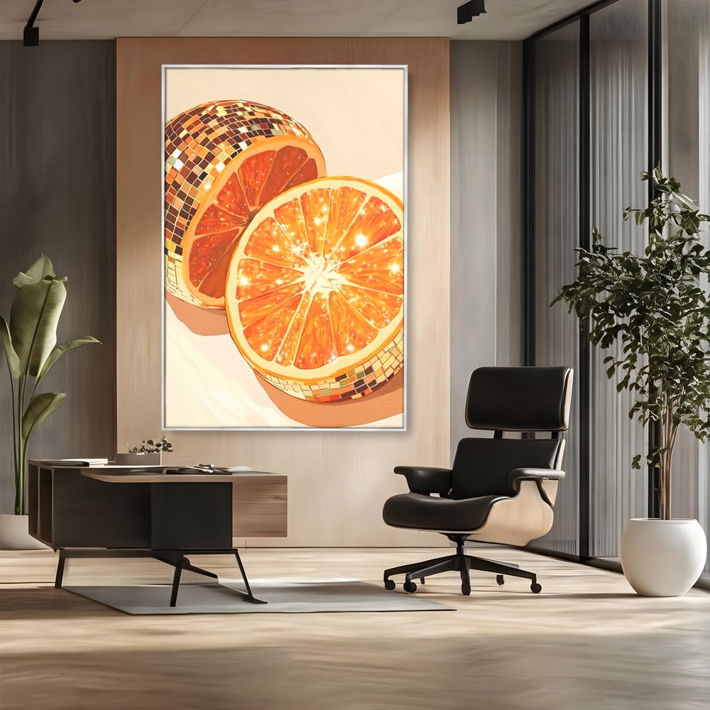 Tablou canvas cu ilustratie digitala cu felii de portocala si globuri disco, in rama de aluminiu argintiu, pe perete intr-un birou